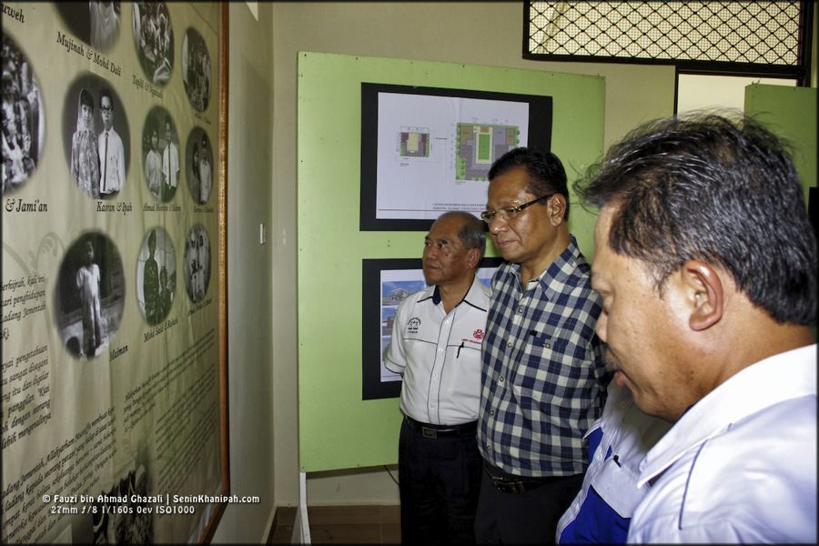 Ghani Othman melihat poster keluarga di Dewan Warisan